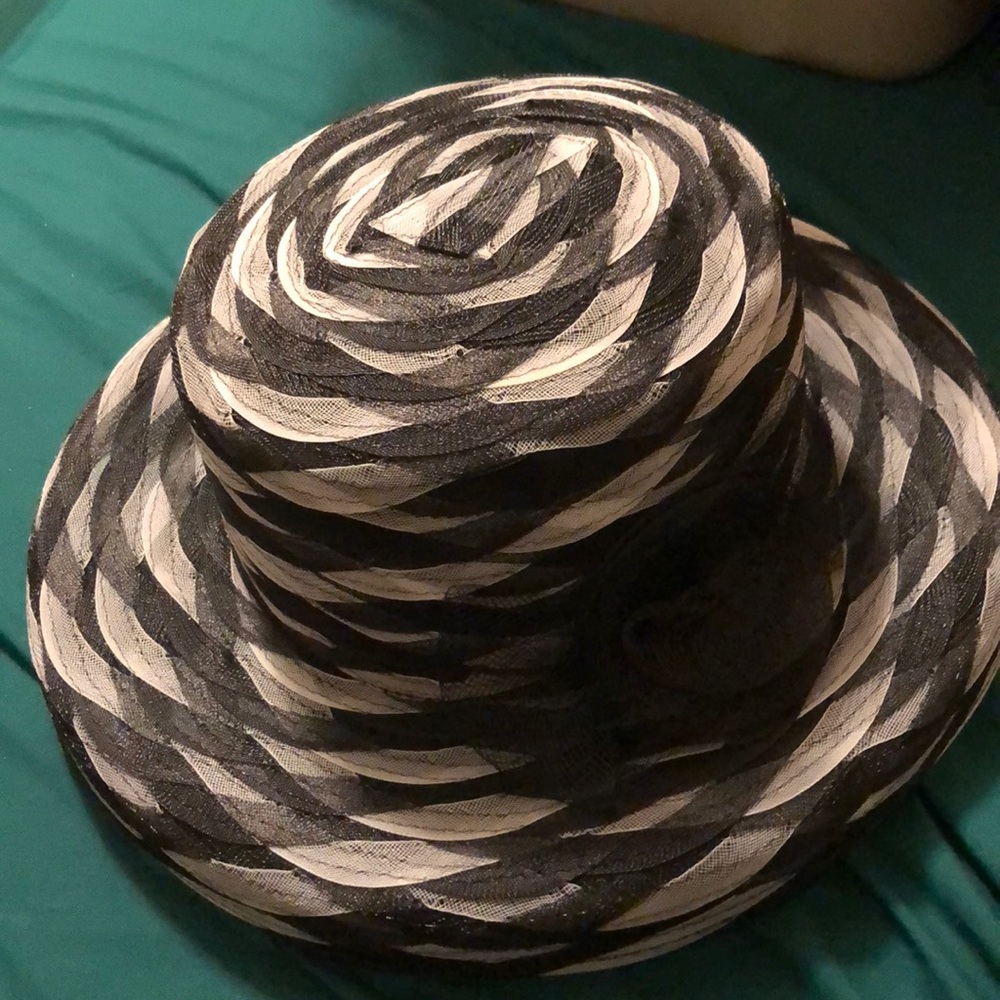 Blk and white hat